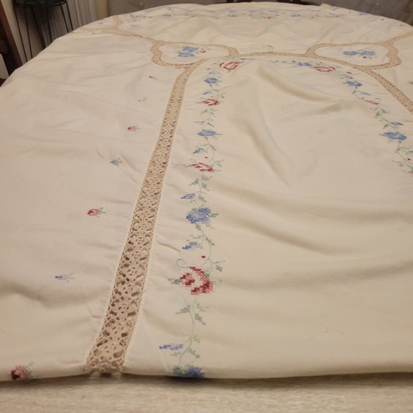 Vintage Bisque Hand Embroidered 66 x 115 Tablecloth with 12 Matching Napkins - Picture 6 of 11